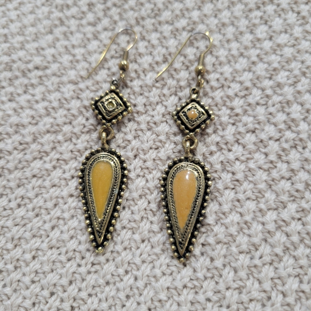 🌷Vintage Gold Tone and Tan Dangle Earrings